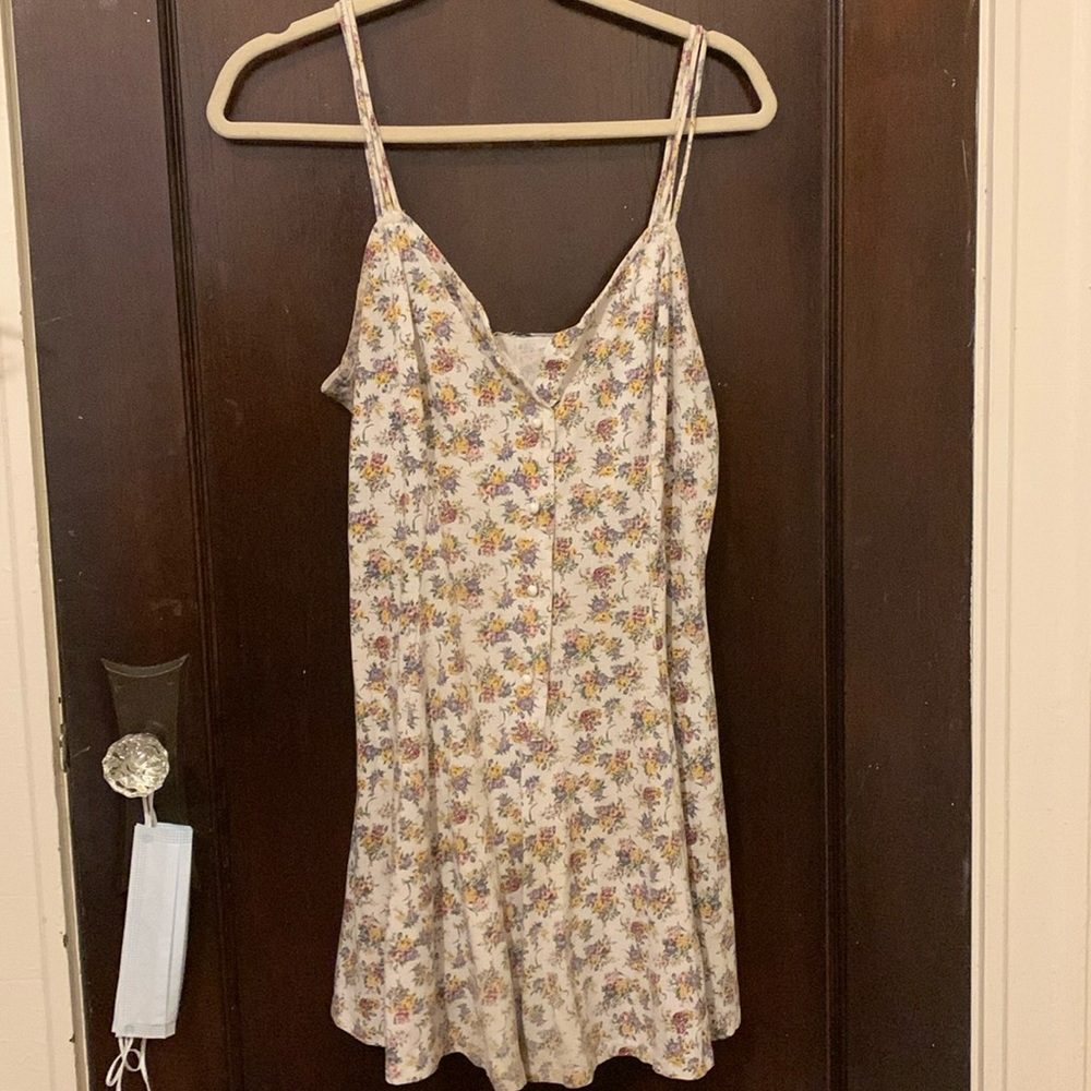 Cute, soft, floral romper! Top button is broken but this is still a must have!
